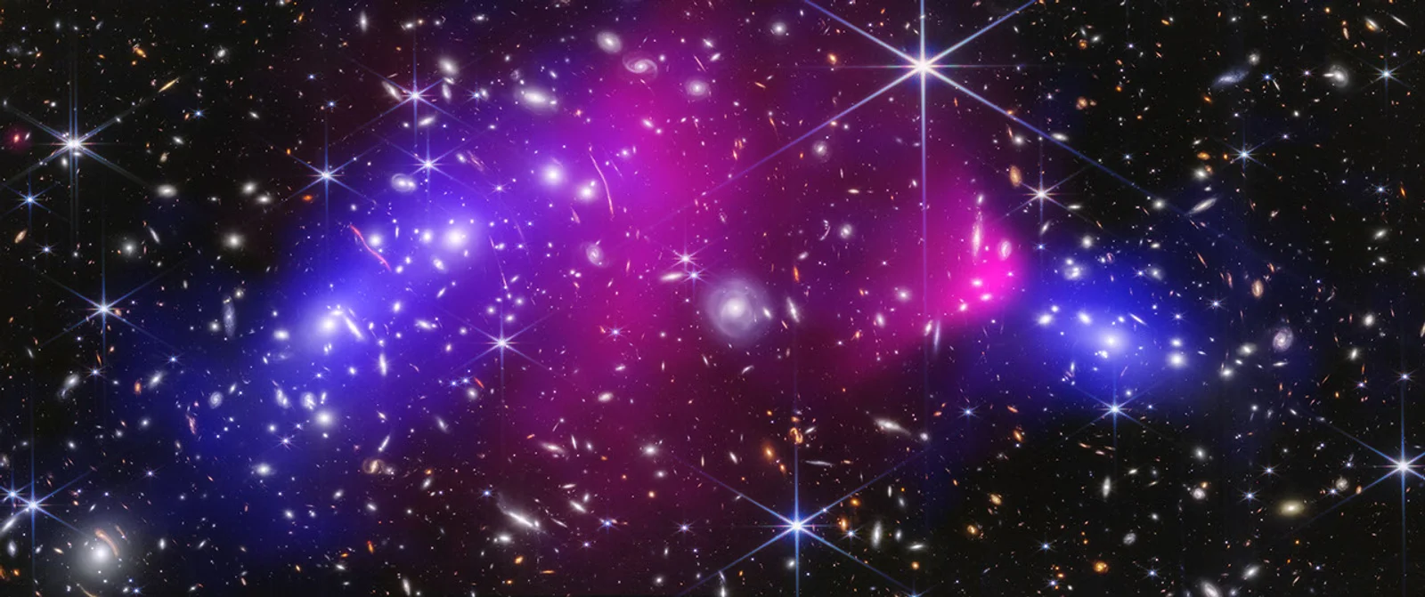 Bullet Cluster mit Galaxien, rosa Röntgengas und blau markierter abgeleiteter Massenverteilung.