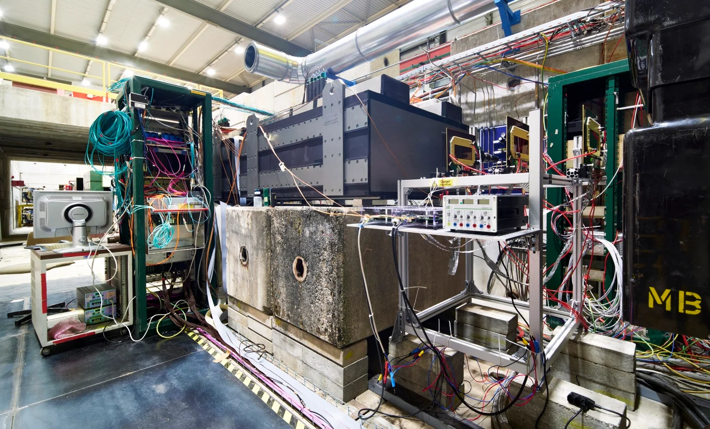 NA64-Experiment mit Detektorkomponenten in der North Area am CERN.